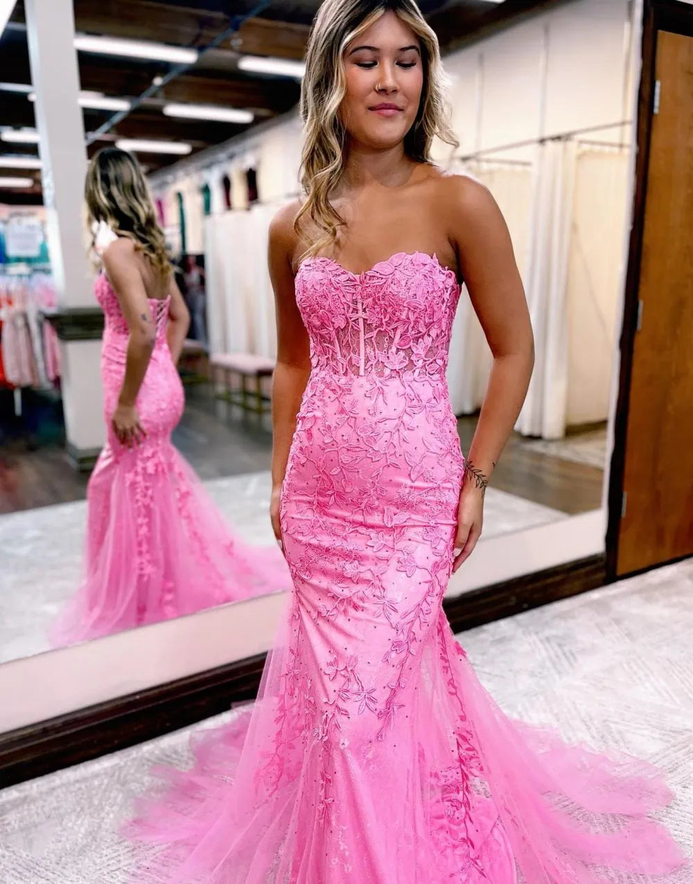 Vestido de fiesta de sirena sin tirantes con corsé en la espalda y apliques