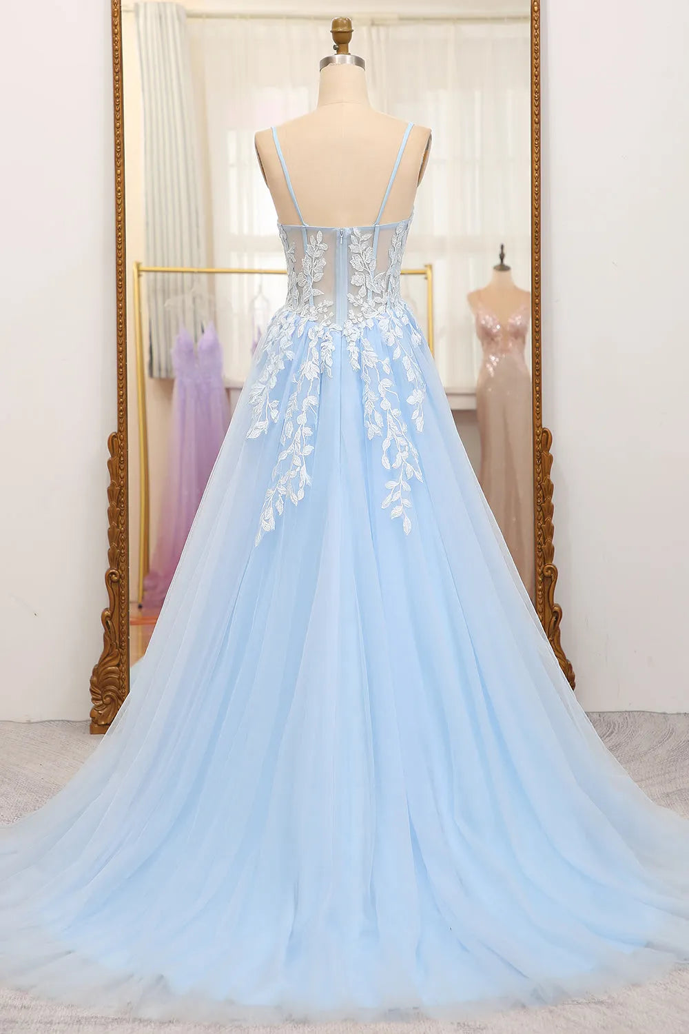 Vestido de fiesta de corte A con tirantes finos, espalda con cremallera y apliques