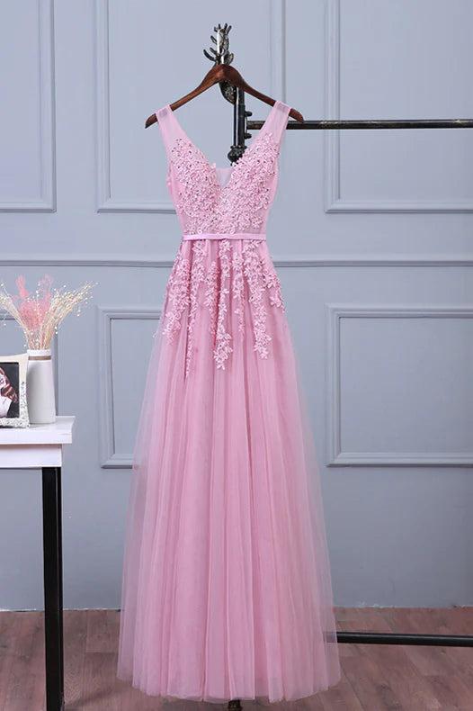 Vestido de fiesta largo de tul con apliques de encaje y escote en V