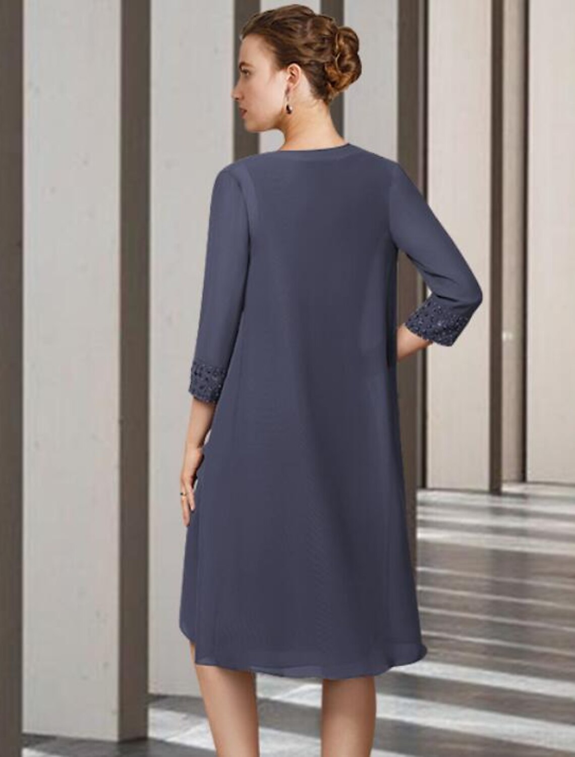 Vestido de madre de la novia de dos piezas, elegante, de corte tubo/columna, con escote joya, largo hasta la rodilla, de gasa, sin mangas y con cuentas