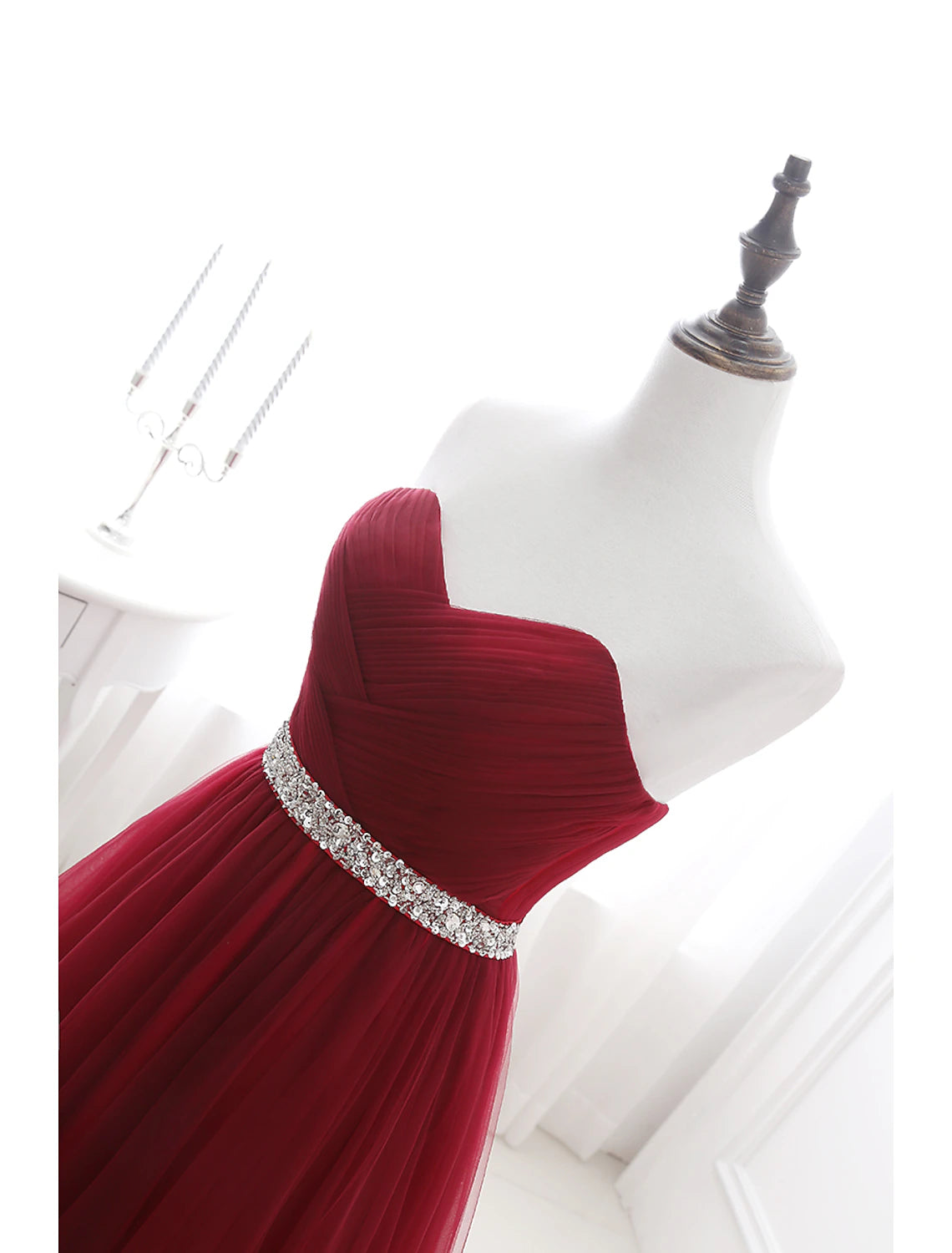 A-Linie Elegantes Quinceanera-Abschlussballkleid zum Valentinstag, trägerlos, ärmellos, Kapellenschleppe, Satin mit Kristallen