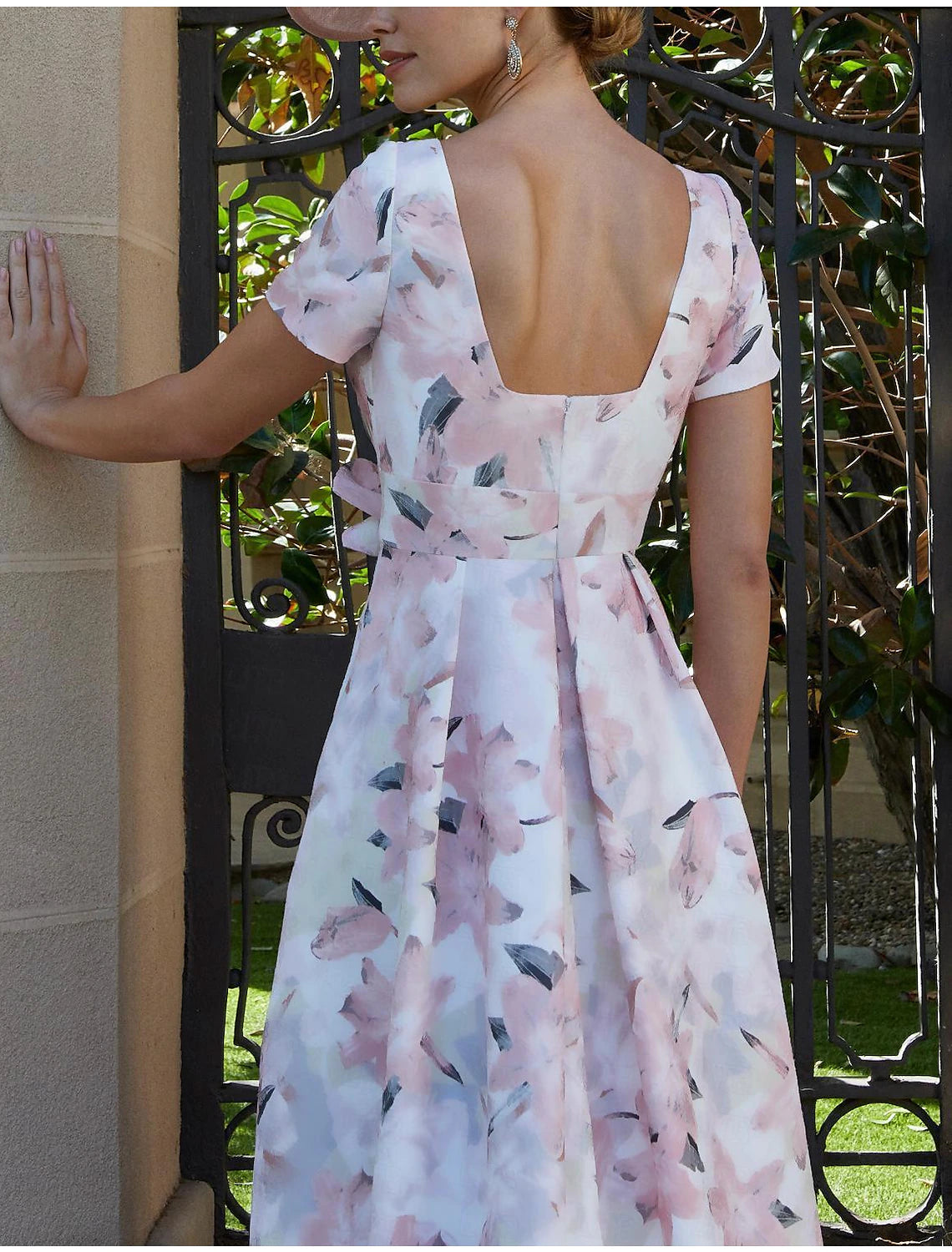 Vestido de madre de la novia de corte A, estilo Kentucky Derby, para invitadas de boda formales, elegante, cuello barco, asimétrico, largo hasta el tobillo, de gasa, manga corta con pliegues y flores.
