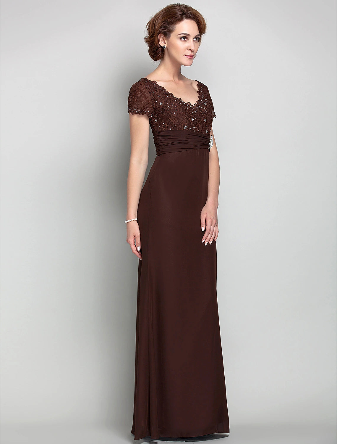 Vestido de madre de la novia de estilo tubo/columna, de inspiración vintage, escote festoneado, cuello en V, largo hasta el suelo, de gasa, encaje, manga corta con lentejuelas fruncidas y broche de cristal.