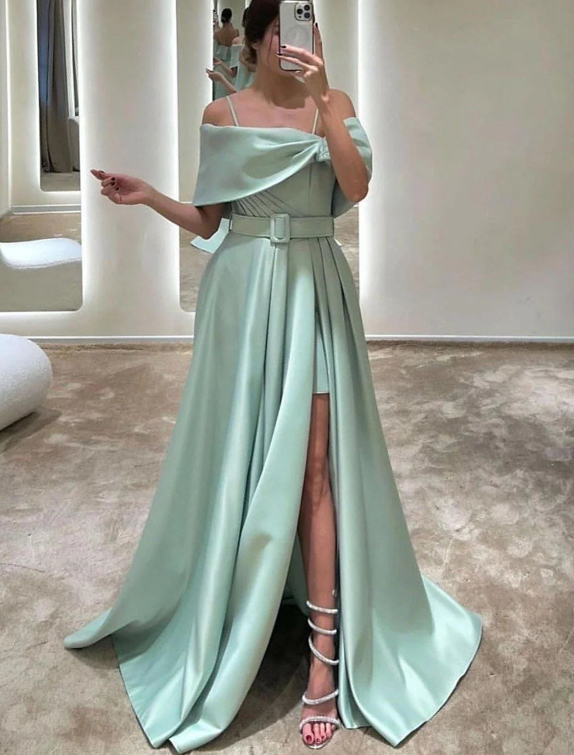 Vestido de noche elegante de corte A, formal, largo hasta el suelo, sin mangas, hombros descubiertos, satén con cristales, abertura y tiras