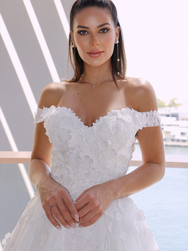 Vestido de novia con escote en V, tul, apliques, sin mangas y cola capilla