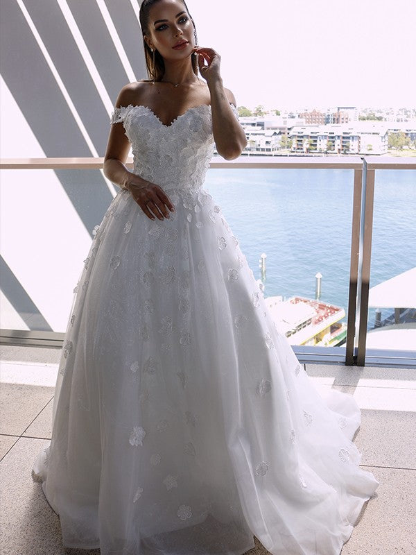 Vestido de novia con escote en V, tul, apliques, sin mangas y cola capilla