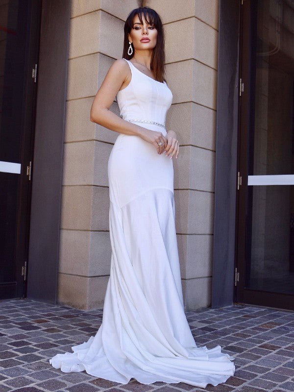 Vestidos de novia de corte trompeta/sirena con faja/cinturón cuadrado, sin mangas, de crepé elástico y cola larga
