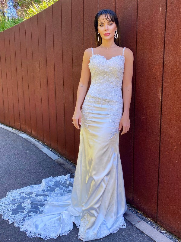 Vestidos de novia de corte sirena/trompeta, de satén elástico, con tirantes finos, encaje, sin mangas y cola de corte