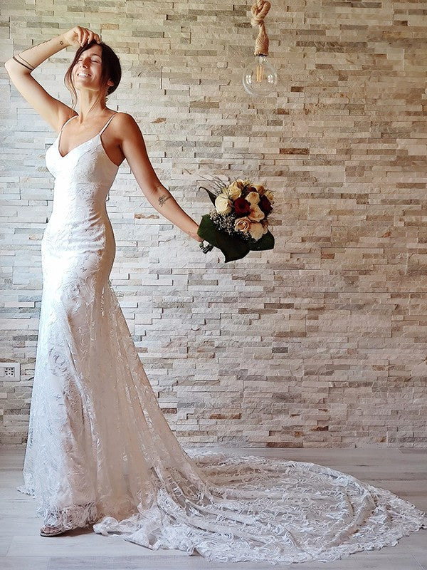 Vestidos de novia con escote tubo/columna, apliques de encaje, tirantes finos, sin mangas y cola de corte