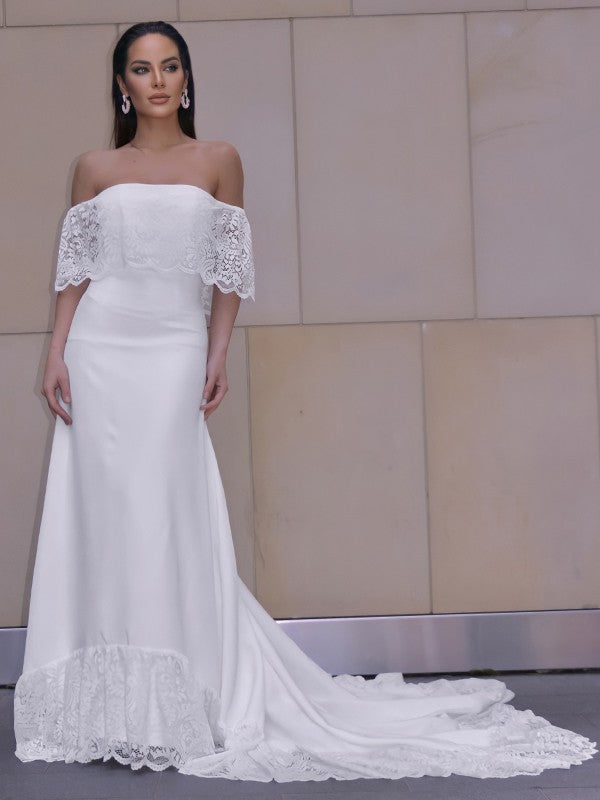 Vestidos de novia con escote tubo, encaje, volantes, hombros descubiertos, mangas cortas y cola capilla