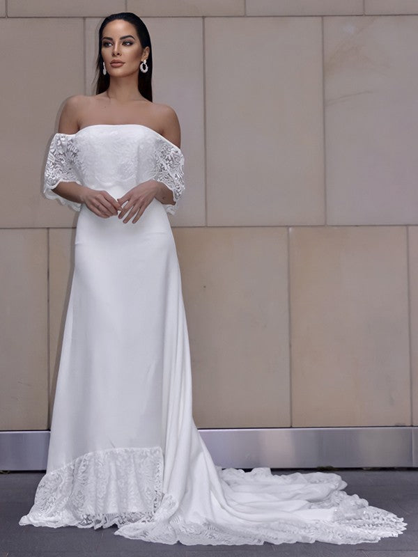 Vestidos de novia con escote tubo, encaje, volantes, hombros descubiertos, mangas cortas y cola capilla