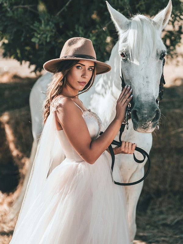 Vestidos de novia de corte A/princesa, de tul, con volantes, tirantes finos, sin mangas y cola larga