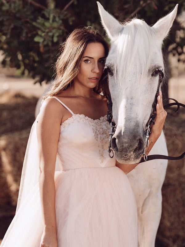 Vestidos de novia de corte A/princesa, de tul, con volantes, tirantes finos, sin mangas y cola larga
