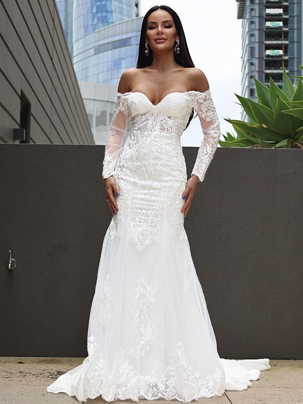 Vestidos de novia con corte trompeta/sirena, apliques de tul, hombros descubiertos, mangas largas y cola larga