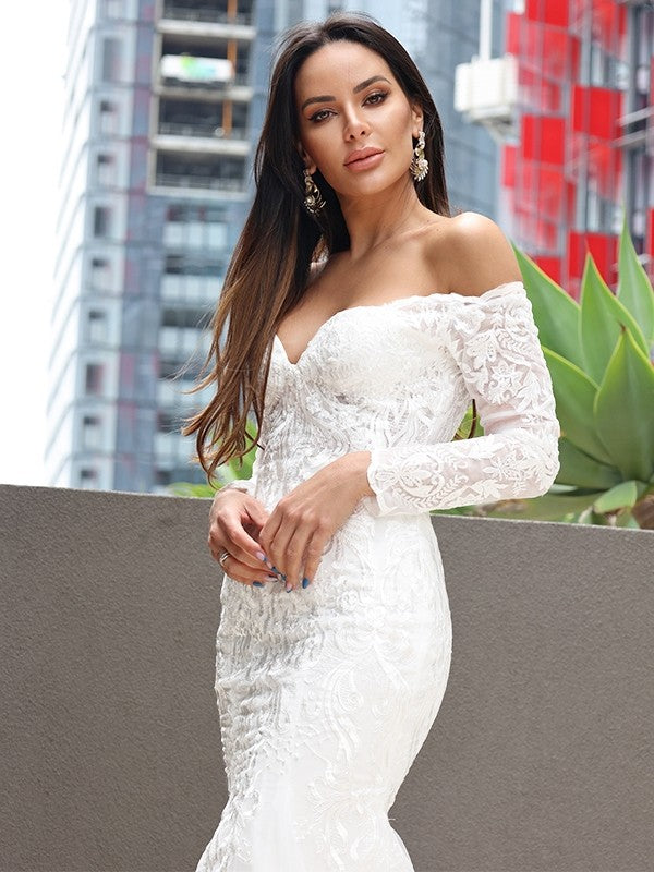 Vestidos de novia con corte trompeta/sirena, apliques de tul, hombros descubiertos, mangas largas y cola larga