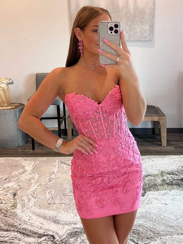 Vestidos cortos/mini sin mangas con escote en forma de corazón y apliques de tul con corte tubo/columna