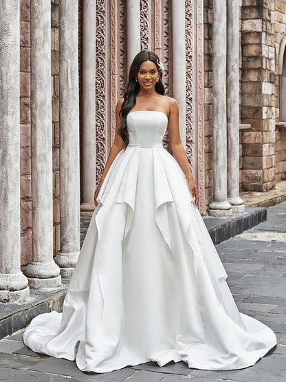Vestidos de novia de satén con volantes, sin tirantes, sin mangas y con cola de corte
