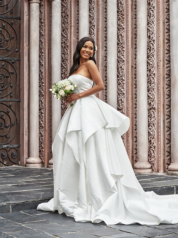 Vestidos de novia de satén con volantes, sin tirantes, sin mangas y con cola de corte