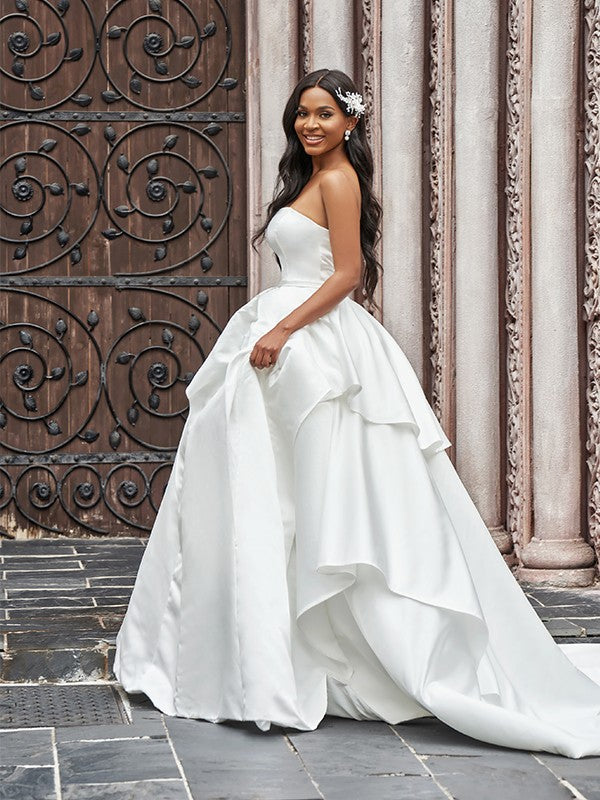 Vestidos de novia de satén con volantes, sin tirantes, sin mangas y con cola de corte