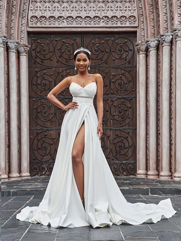 Vestidos de novia de corte A/princesa con volantes de crepé elástico, sin mangas, escote corazón y cola corte