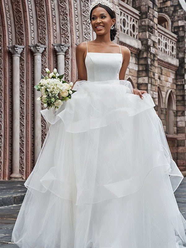 Vestidos de novia de corte A/princesa, tul, tirantes finos, sin mangas, volantes y cola larga