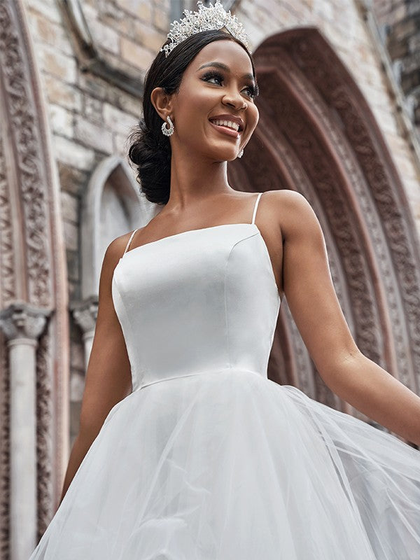 Vestidos de novia de corte A/princesa, tul, tirantes finos, sin mangas, volantes y cola larga