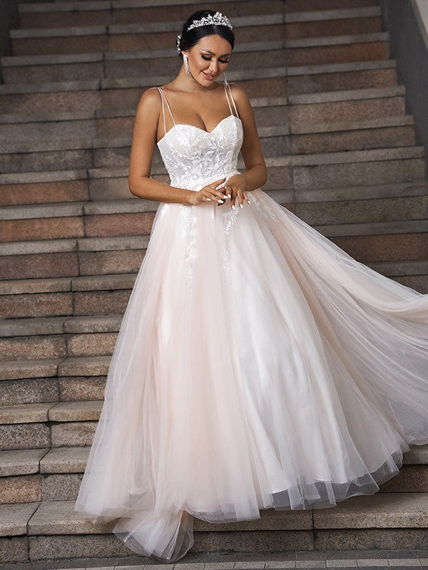 Vestidos de novia de corte A/princesa con apliques de tul, escote corazón, sin mangas y cola larga