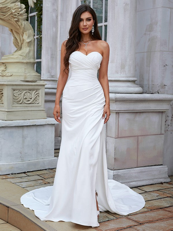 Vestidos de novia de corte tubo/columna, de crepé elástico, fruncido, escote corazón, sin mangas y con cola larga