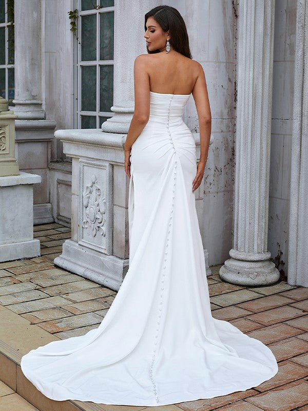 Vestidos de novia de corte tubo/columna, de crepé elástico, fruncido, escote corazón, sin mangas y con cola larga
