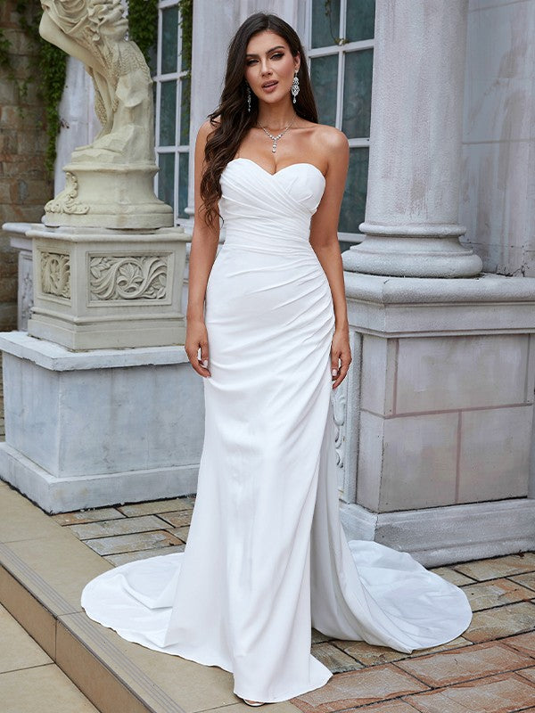 Vestidos de novia de corte tubo/columna, de crepé elástico, fruncido, escote corazón, sin mangas y con cola larga