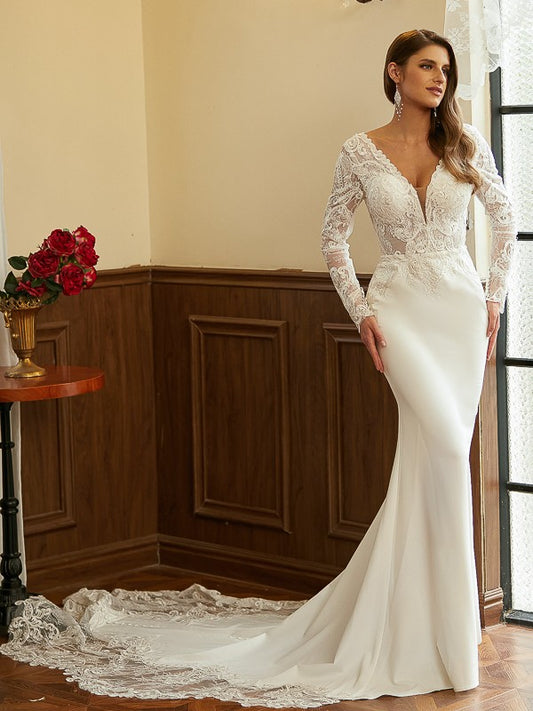 Vestidos de novia con escote en V, mangas largas y cola catedral, de crepé elástico y encaje.