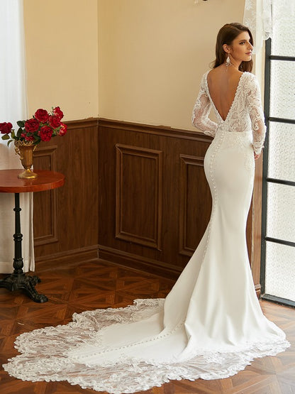 Vestidos de novia con escote en V, mangas largas y cola catedral, de crepé elástico y encaje.