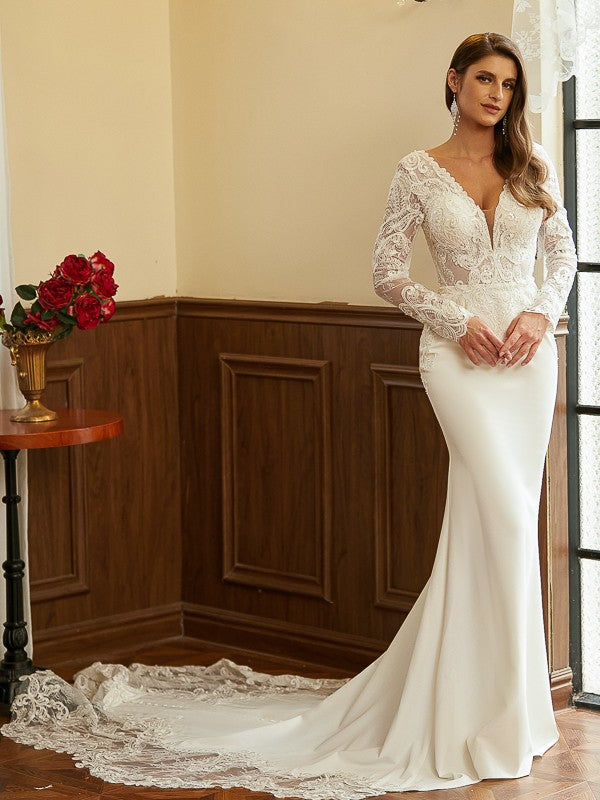 Vestidos de novia con escote en V, mangas largas y cola catedral, de crepé elástico y encaje.
