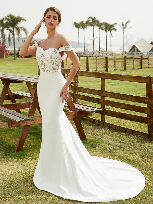 Vestidos de novia de corte tubo/columna con encaje de crepé elástico, hombros descubiertos, sin mangas y cola de corte