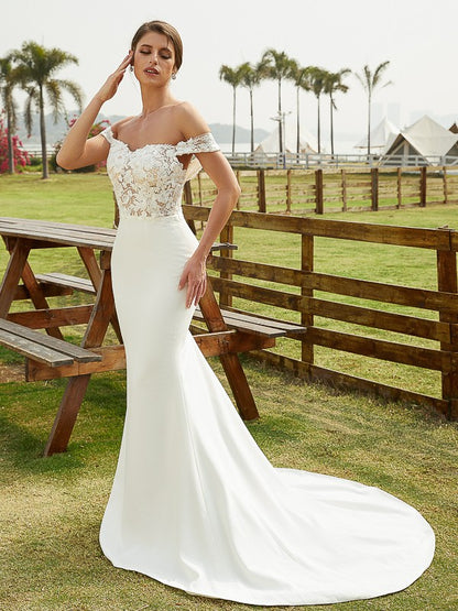 Vestidos de novia de corte tubo/columna con encaje de crepé elástico, hombros descubiertos, sin mangas y cola de corte