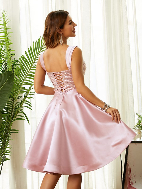 Vestidos de satén con tirantes y cuentas, corte princesa, sin mangas y hasta la rodilla