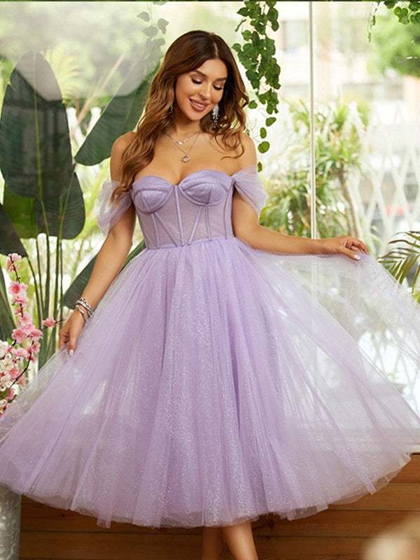 Vestidos de tul con volantes, hombros descubiertos, sin mangas y corte princesa hasta la rodilla