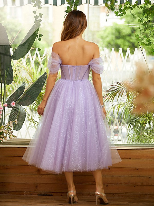 Vestidos de tul con volantes, hombros descubiertos, sin mangas y corte princesa hasta la rodilla