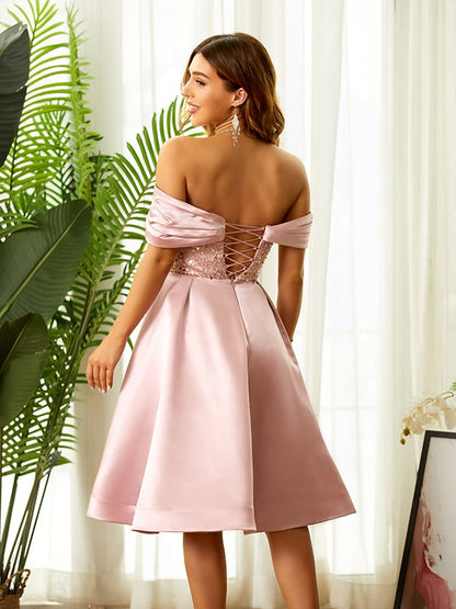 Vestidos de satén con cuentas, corte princesa, hombros descubiertos, sin mangas y hasta la rodilla