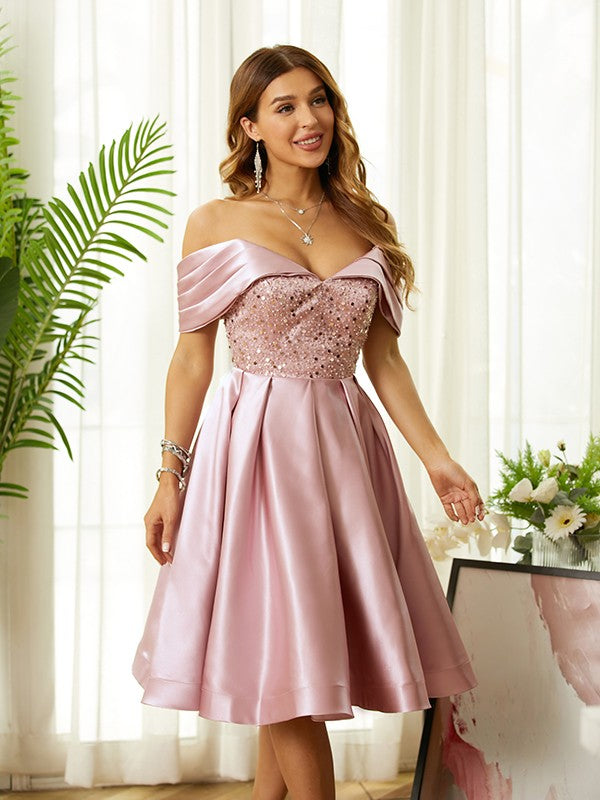 Vestidos de satén con cuentas, corte princesa, hombros descubiertos, sin mangas y hasta la rodilla