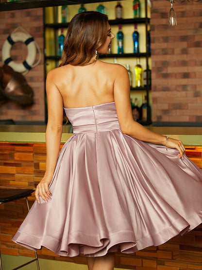 Vestidos de corte A/Princesa Charmeuse con volantes, escote corazón, sin mangas y hasta la rodilla