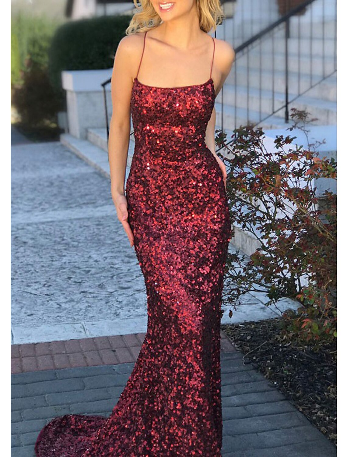 Vestido tubo/columna con escote cuadrado, sin mangas, cola larga y lentejuelas