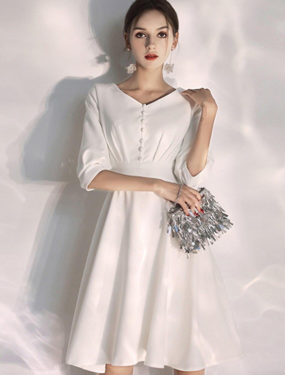 Vestidos de novia blancos cortos de recepción, corte A, escote en V, media manga, largo hasta la rodilla, tela elástica.