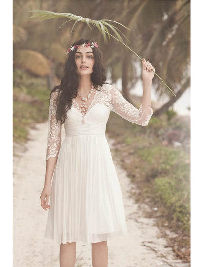 Vestidos de novia blancos cortos con espalda abierta y corte A, escote en V, mangas 3/4 y longitud hasta la rodilla de gasa con fruncido.