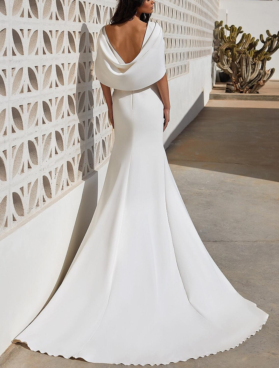 Strand-Brautkleider mit A-Linie, V-Ausschnitt, kurzen Ärmeln, Sweep/Pinselzug, Stretch-Stoff, Brautkleider mit gerüschter, geschlitzter Vorderseite