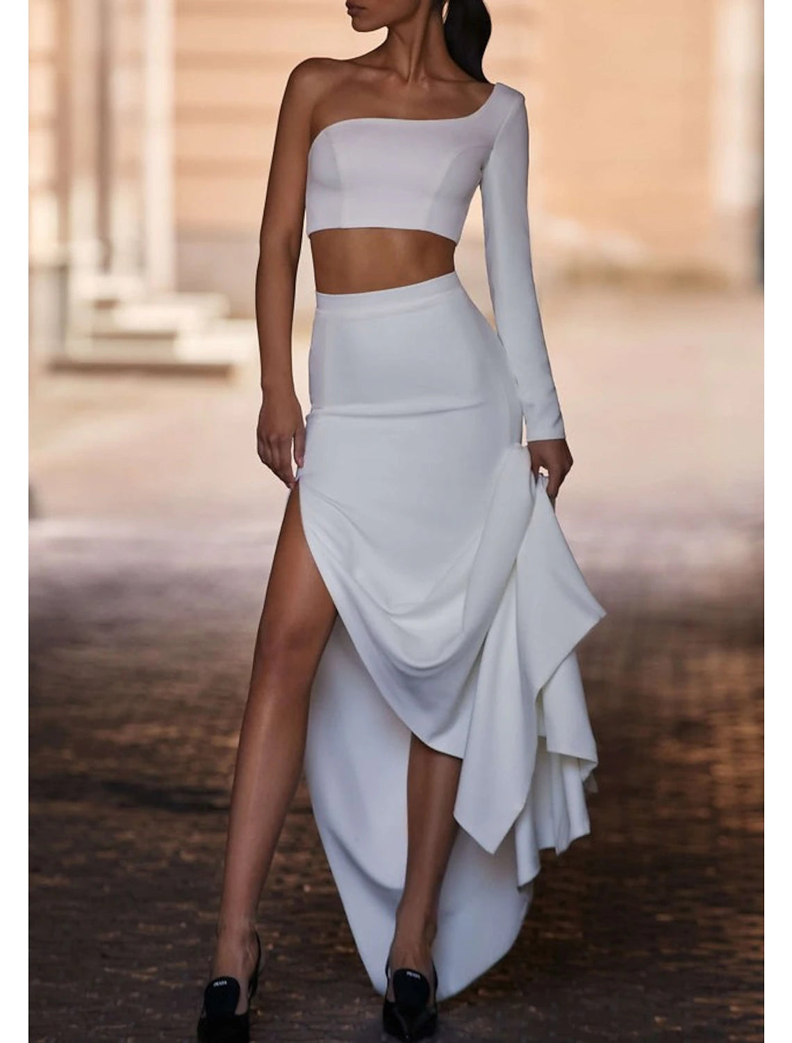 Vestido tubo/columna minimalista sexy para fiesta de cumpleaños, un hombro, manga larga, cola de corte, satén con abertura, color puro