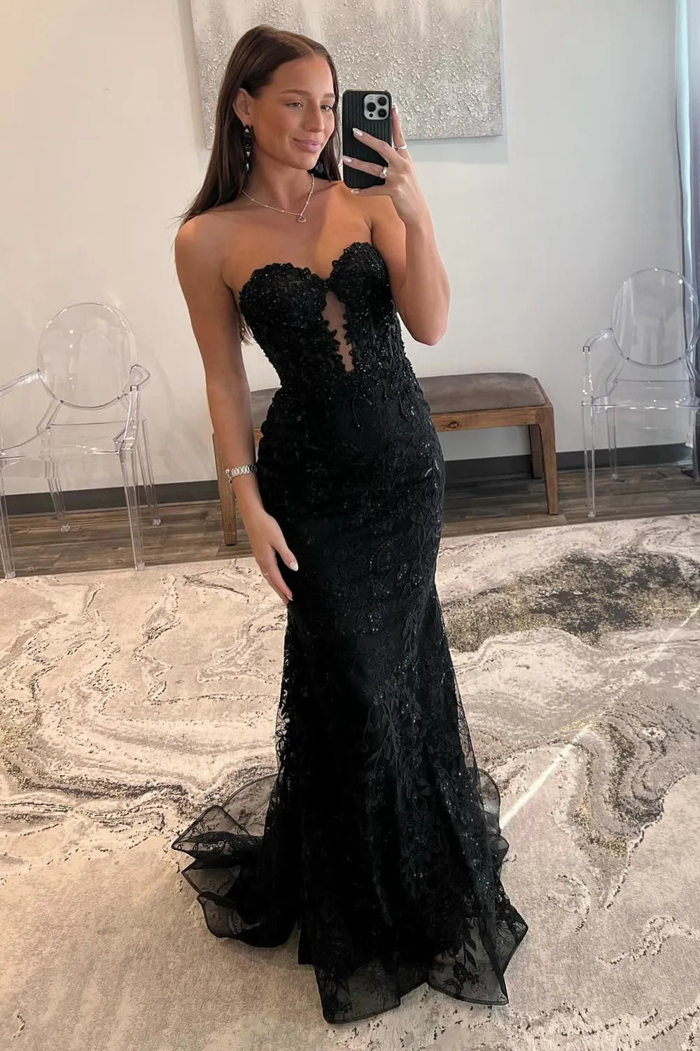 Impresionante vestido de fiesta largo de sirena con escote corazón, espalda descubierta y apliques