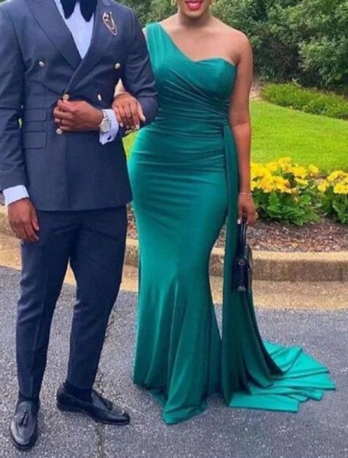 Vestido de dama de honor de sirena/trompeta, un hombro, sin mangas, elegante, con cola larga/cepillo, licra, con drapeado, color liso