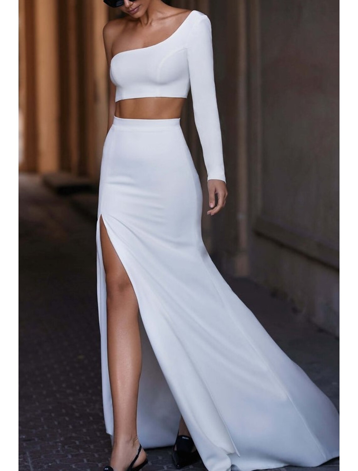 Vestido tubo/columna minimalista sexy para fiesta de cumpleaños, un hombro, manga larga, cola de corte, satén con abertura, color puro
