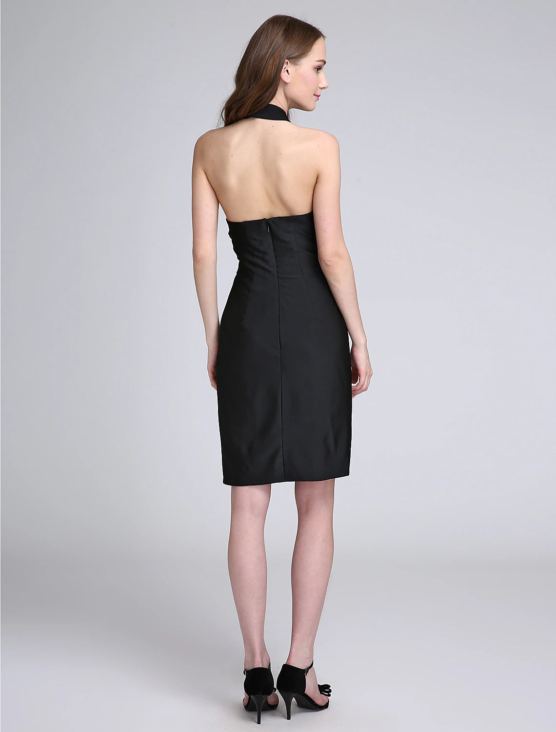 Vestido de dama de honor con corte tubo/columna, cuello halter, sin mangas, negro, largo hasta la rodilla, jersey con pliegues